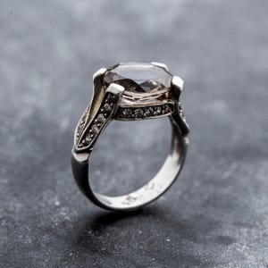 Anillo de topacio grande, anillo de topacio ahumado, anillo de topacio natural, piedra de nacimiento de Escorpio, anillos vintage, piedra de nacimiento de diciembre, anillo de plata maciza, topacio imagen 9