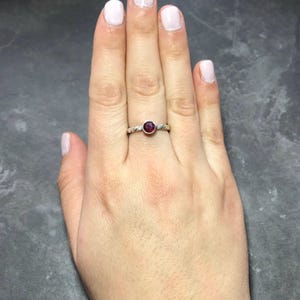 Anillo de rubí natural, rubí natural, anillo apilable de rubí, anillo de promesa de rubí, piedra natal de julio, anillo rojo, anillo de promesa de plata, anillos vintage, rubí imagen 8
