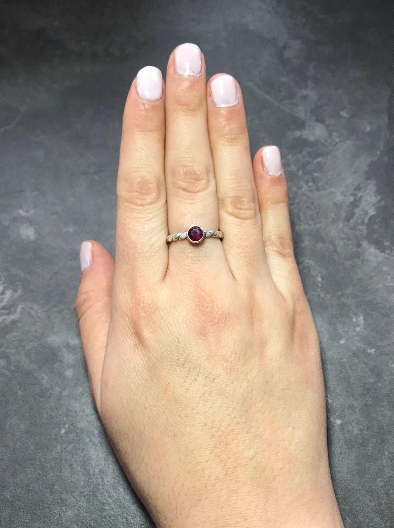 Anillo de rubí natural, rubí natural, anillo apilable de rubí, anillo de promesa de rubí, piedra natal de julio, anillo rojo, anillo de promesa de plata, anillos vintage, rubí imagen 8