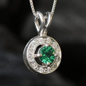 Colgante redondo, colgante de esmeralda, esmeralda creada, colgante vintage, colgante pequeño, colgante antiguo, colgante verde, colgante de plata, esmeralda
