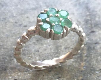 Groene smaragdring, smaragdgroene bloemenring, natuurlijke smaragdgroene ring, vintage smaragdgroene ring, geboortesteen mei, zilveren bloemring, Adina Stone