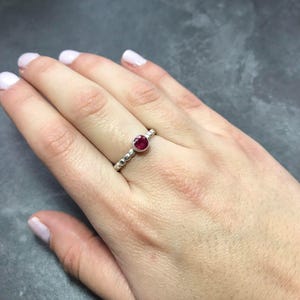 Lünette Rubin Ring, natürlicher Rubin, Roter Rubin Ring, Juli Birthstone, Roter Ring, Vintage Rubin Ring, Rubin Versprechen Ring, Juli Ring, Massiver Silber Ring Bild 2