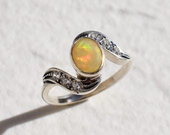 Pierścień z opalem, naturalny opal, pierścień z opalem etiopskim, kamień urodzinowy października, wyjątkowy pierścień, opal ognisty, pierścień etiopski, pierścień październikowy, srebrny pierścień, opal