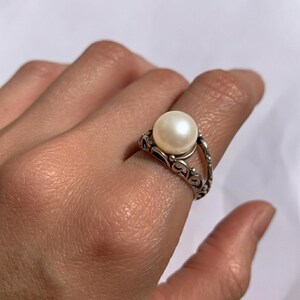 Anillo de perla blanca, anillo de perla natural, piedra natal de junio, anillo de perla vintage, anillo de estilo vintage, anillo de junio, perla blanca, anillo de plata maciza imagen 2
