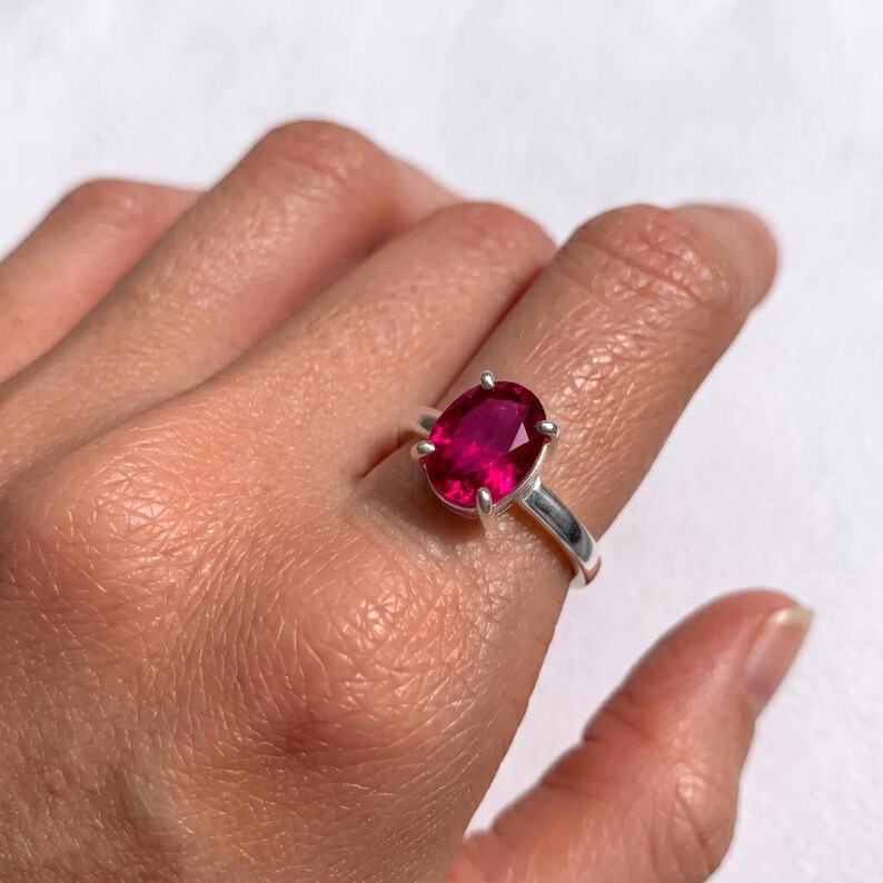 Anel de Rubi Vermelho, Rubi Sintético, Anel Oval de Rubi, Anel Solitário de Rubi, Anel de Rubi em Prata, Anel com Pedra de Nascimento de Julho, Anel com Gema Vermelha, Presente para a Mãe imagem 2
