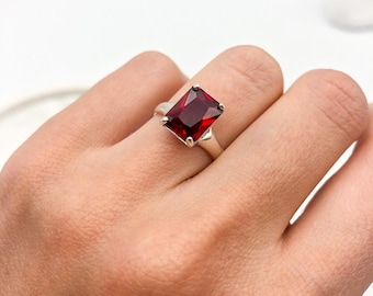 Roter Rubinring, synthetischer Rubin, roter quadratischer Ring, Rubin im Smaragdschliff, roter Verlobungsring, Rubin-Solitärring, roter Silberring, Adina-Stein