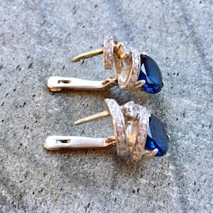 Boucles d'oreilles en saphir, Saphir créé, Boucles d'oreilles tourbillon, Boucles d'oreilles bleu roi, Gros clous, Design tourbillon, Boucles d'oreilles en argent massif, Saphir image 7