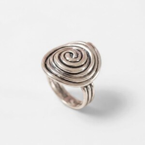 Anillo de plata con diseño de espiral, anillo de hilo, anillo de plata maciza, anillo infinito, anillo espiral, anillo de plata único, anillo de plata esterlina, anillo redondo grande imagen 1