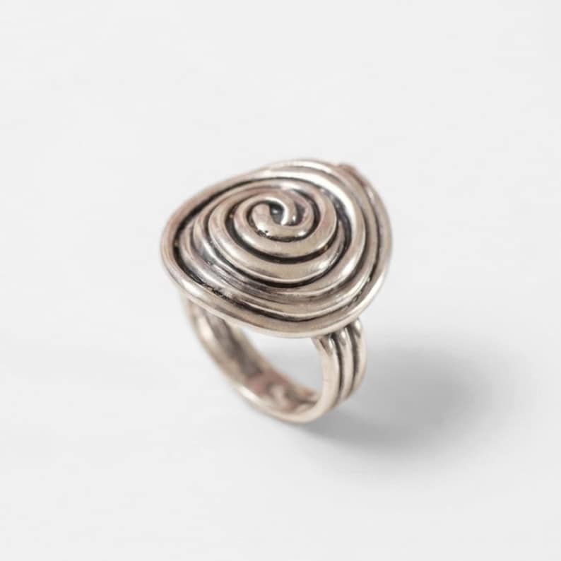Anillo de plata con diseño de espiral, anillo de hilo, anillo de plata maciza, anillo infinito, anillo espiral, anillo de plata único, anillo de plata esterlina, anillo redondo grande imagen 1