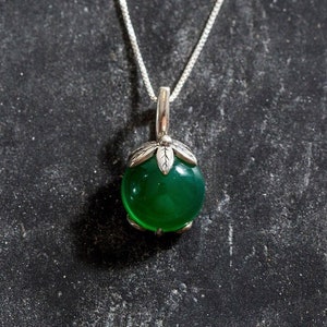 Flower Pendant, Emerald Pendant, Created Emerald, Green Flower Pendant, Artistic Pendant, Leaf Design, Green Emerald,Silver Pendant, Emerald