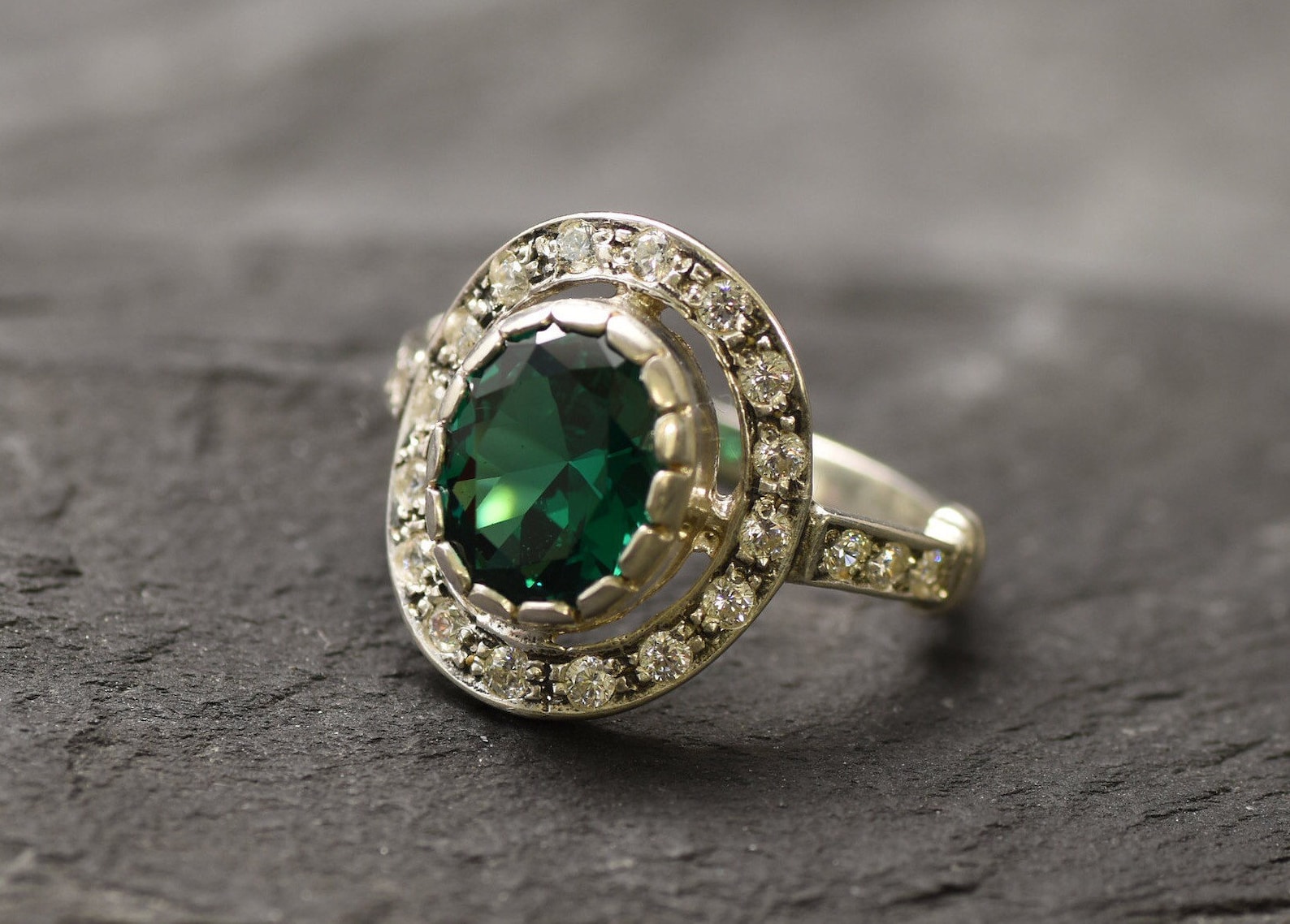 Перстень царица. Старое серебро изумруд кольцо. Перстень с зеленым камнем. Мужское кольцо с зеленым камнем. Перстень с зеленым камнем мужской.