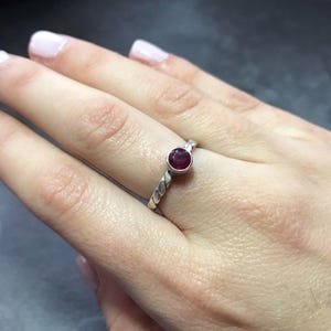 Anillo de rubí natural, rubí natural, anillo apilable de rubí, anillo de promesa de rubí, piedra natal de julio, anillo rojo, anillo de promesa de plata, anillos vintage, rubí imagen 2