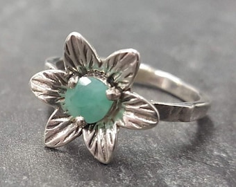 Smaragdgroene bloemenring, natuurlijke smaragd, lotusring, geboortesteen mei, vintage ring, meiring, madeliefjering, sierlijke bloemenring, massief zilveren ring