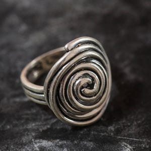 Anillo de plata con diseño de espiral, anillo de hilo, anillo de plata maciza, anillo infinito, anillo espiral, anillo de plata único, anillo de plata esterlina, anillo redondo grande imagen 9