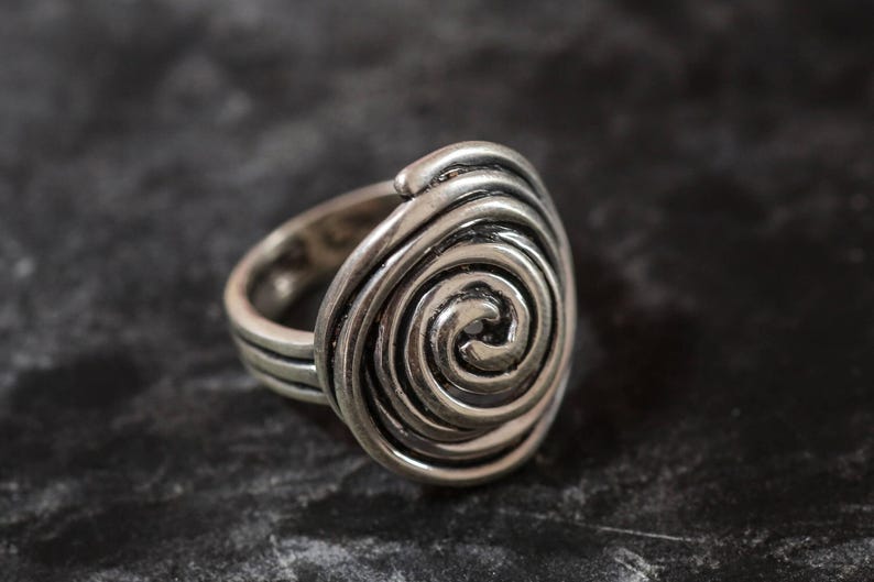 Anillo de plata con diseño de espiral, anillo de hilo, anillo de plata maciza, anillo infinito, anillo espiral, anillo de plata único, anillo de plata esterlina, anillo redondo grande imagen 9