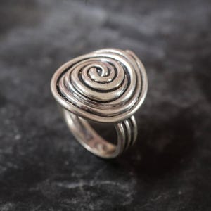 Anillo de plata con diseño de espiral, anillo de hilo, anillo de plata maciza, anillo infinito, anillo espiral, anillo de plata único, anillo de plata esterlina, anillo redondo grande imagen 3
