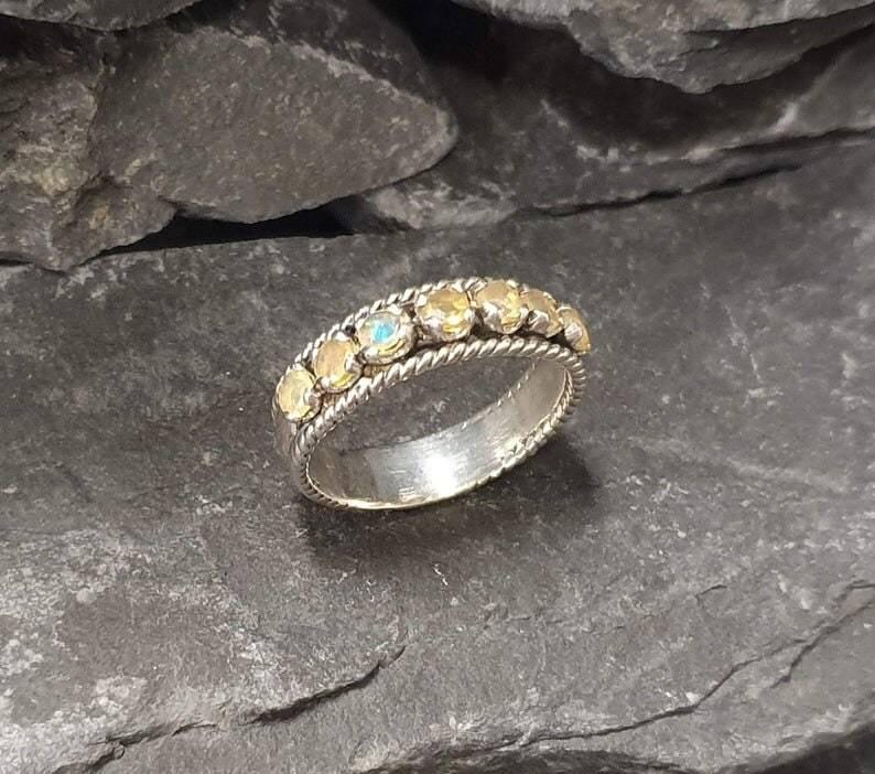 Anillo de ópalo, ópalo natural, anillo de eternidad de ópalo, anillo de ópalo, anillo de media eternidad, piedra de nacimiento de octubre, anillo vintage, anillo de plata maciza, ópalo imagen 8