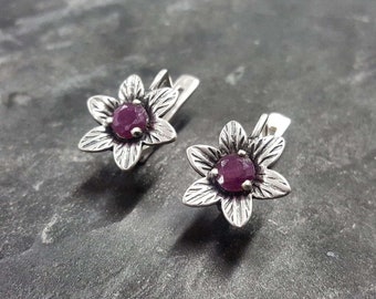 Boucles d'oreilles fleur, Boucles d'oreilles rubis, Rubis naturel, Pierre de naissance en juillet, Boucles d'oreilles fleur rouge, Boucles d'oreilles fleur vintage, Puces d'oreilles rubis, Puces d'oreilles fleurs, Rubis