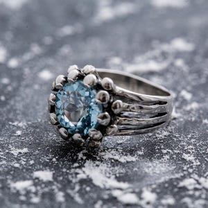 Statementring, blå topasring, naturlig blå topas, topadring, decembers födelsesten, unik ring, blå ring, massiv silverring, blå topas bild 8