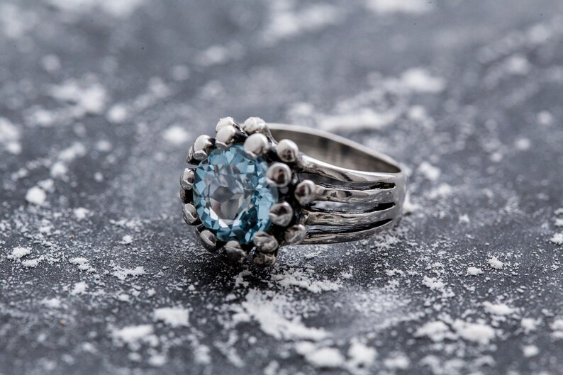 Statementring, blå topasring, naturlig blå topas, topadring, decembers födelsesten, unik ring, blå ring, massiv silverring, blå topas bild 8