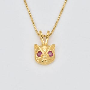 Gold Katze Halskette, natürliche Rubin Halskette, Gold Rubin Anhänger, Juli Birthstone Halskette, Katzenliebhaber Anhänger, kleine Tier Halskette, Adina Stein