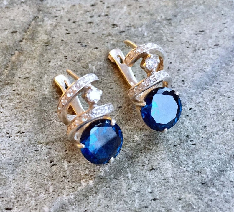 Boucles d'oreilles en saphir, Saphir créé, Boucles d'oreilles tourbillon, Boucles d'oreilles bleu roi, Gros clous, Design tourbillon, Boucles d'oreilles en argent massif, Saphir image 1