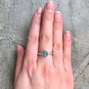 Groene smaragd ring, natuurlijke smaragd ring, geboortesteen mei, vintage ring, groene solitaire ring, bubble band, ovale ring, sterlingzilveren ring afbeelding 2