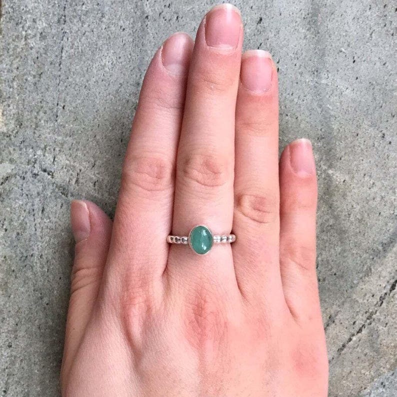 Groene smaragd ring, natuurlijke smaragd ring, geboortesteen mei, vintage ring, groene solitaire ring, bubble band, ovale ring, sterlingzilveren ring afbeelding 2