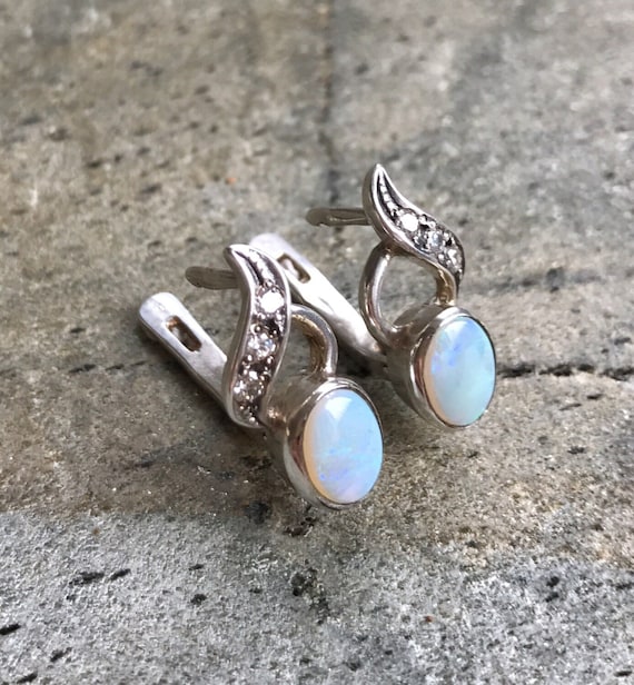Orecchini a monachella con farfalla opale in argento sterling