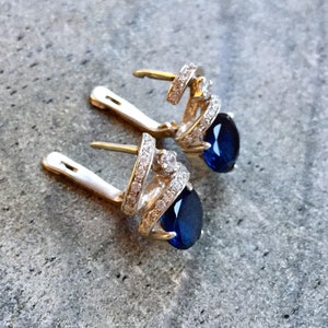 Boucles d'oreilles en saphir, Saphir créé, Boucles d'oreilles tourbillon, Boucles d'oreilles bleu roi, Gros clous, Design tourbillon, Boucles d'oreilles en argent massif, Saphir image 8