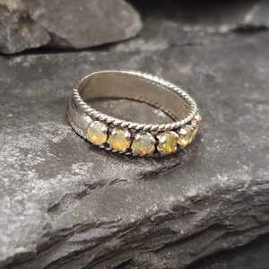 Anillo de ópalo, ópalo natural, anillo de eternidad de ópalo, anillo de ópalo, anillo de media eternidad, piedra de nacimiento de octubre, anillo vintage, anillo de plata maciza, ópalo imagen 3