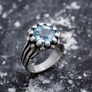Statementring, blå topasring, naturlig blå topas, topadring, decembers födelsesten, unik ring, blå ring, massiv silverring, blå topas bild 9