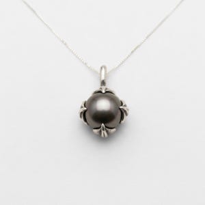 Ciondolo con perla nera, perla nera naturale, ciondolo vintage, perla autentica, ciondolo a foglia, argento massiccio, collana con perla nera, pietra portafortuna di giugno
