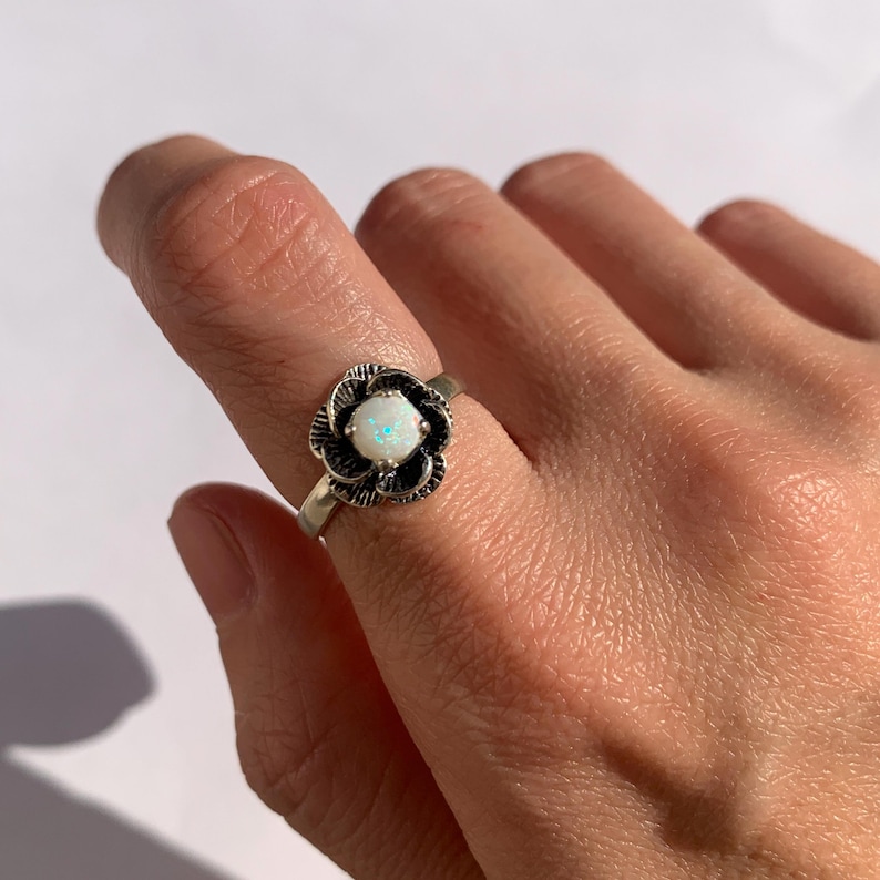 Bloemenring opaal, natuurlijke opaal, bloemenring, geboortesteen oktober, witte roosring, Australische opaal, echte opaalring, massief zilveren ring afbeelding 2
