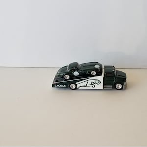 E-Type Jaguar Lichtgewicht Race Auto uitgevoerd door Carry On Ramp Truck Ford 1/64 Schaal Memorabilia Vintage Race Car Nostalgie Racing