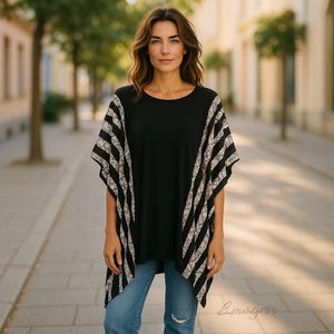 Caftanes cortos en blanco y negro, túnicas en blanco y negro, poncho, top tipo poncho, túnica, top bohemio, caftán corto, caftanes cortos, túnicas, batik