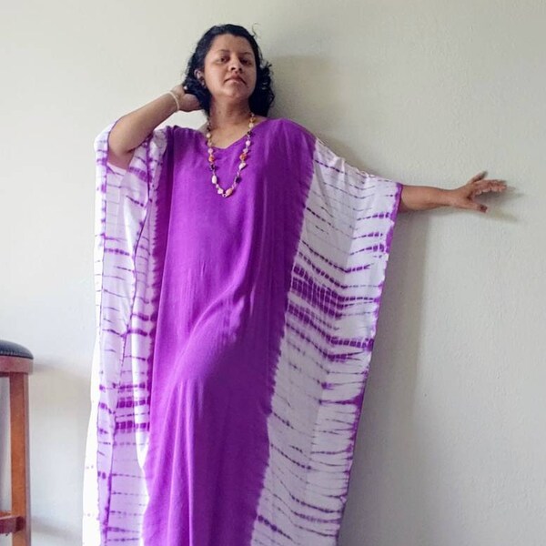 Katans violets, caftan, caftans pour femmes, caftans violets, robe caftan, teinture de cravate violette, violet kaftan, caftans pour femmes, robe boho