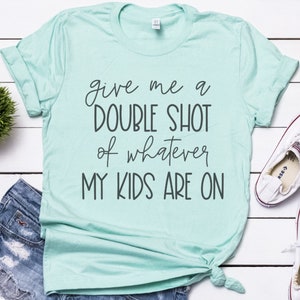 Tiro duplo SVG, Mãe cansada SVG, Mãe engraçada SVG, Dia das Mães svg, Citação engraçada svg, Tiro duplo de tudo o que meus filhos estão em svg, Camisa da mãe svg