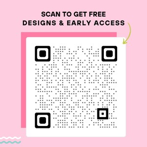 Puede incluir: Gr&aacute;fico rosa y blanco con un c&oacute;digo QR y el texto "SCAN TO GET FREE DESIGNS & EARLY ACCESS". El c&oacute;digo QR es blanco y negro, rodeado por un cuadrado blanco y un borde rosa.