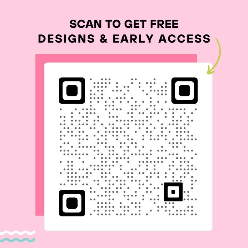 Puede incluir: Gr&aacute;fico rosa y blanco con un c&oacute;digo QR y el texto "SCAN TO GET FREE DESIGNS & EARLY ACCESS". El c&oacute;digo QR es blanco y negro, rodeado por un cuadrado blanco y un borde rosa.