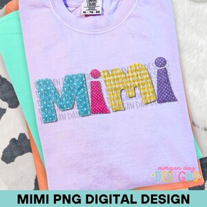 Puede incluir: Una camiseta Comfort Colors XL de color lila claro con la palabra "MIMI" en letras coloridas y estampadas. Las letras son azules con lunares blancos, rosas con lunares blancos, cuadros amarillos y moradas con lunares blancos. El texto "MIMI PNG DIGITAL DESIGN" está en la parte inferior.