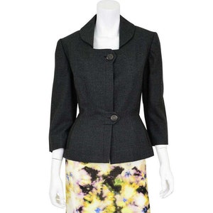 Stunning 40s Vintage Peplum Blazer Charcoal Gray Womens XS Frechtel New York Pointed Shoulder Bracelet Sleeves Designer Blazer Square Neck
