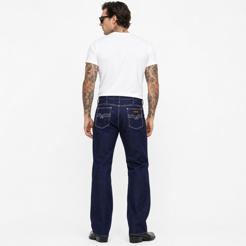 Jeans Wrangler Slim Bootcut estilo años 70 para hombre, talla 40x33, color blanco, con pespuntes minimalistas. imagen 4