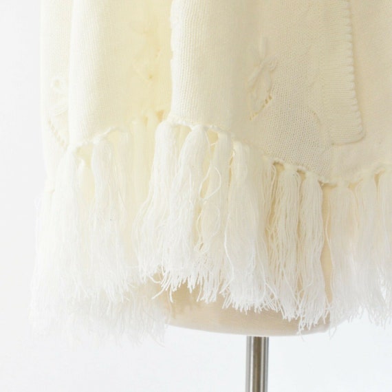 60s Vintage White Knit Embroidered Cape Fringed H… - image 7