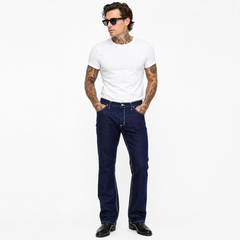 Jeans Wrangler Slim Bootcut estilo años 70 para hombre, talla 40x33, color blanco, con pespuntes minimalistas. imagen 1