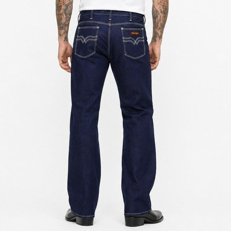 Jeans Wrangler Slim Bootcut estilo años 70 para hombre, talla 40x33, color blanco, con pespuntes minimalistas. imagen 2
