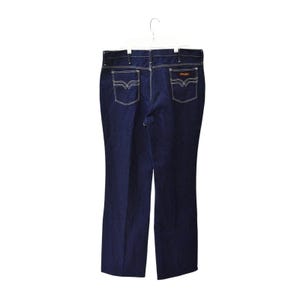 Jeans Wrangler Slim Bootcut estilo años 70 para hombre, talla 40x33, color blanco, con pespuntes minimalistas. imagen 7