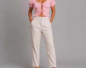 Pantalones plisados de rayas finas estilo años 70 para mujer, color blanco, con tacones altos y estampado de palmeras, de talle alto, color azul y rosa.
