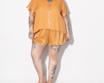 70s Vintage Floral Damask Pajama Set Womens XL Apricot Satin Trim Short Sleeve