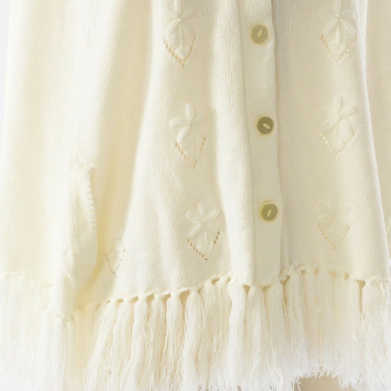 60s Vintage White Knit Embroidered Cape Fringed H… - image 4